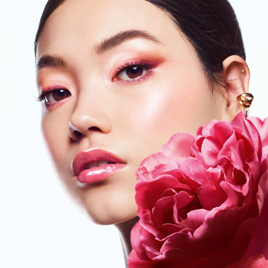 ulei kisskiss bee glow ⋅ ulei de buze cu nuanȚĂ de miere 92 origine naturalĂ ⋅ guerlain